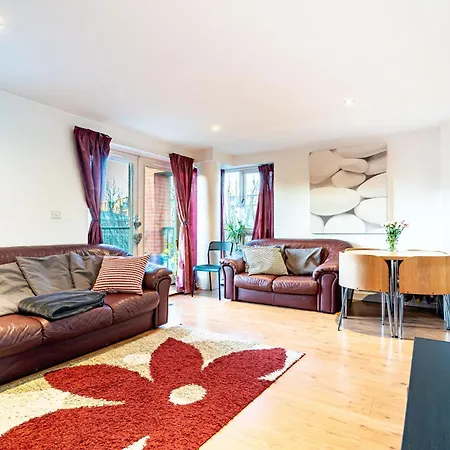 Superhost 1 Bedroom Flat 15 Mins To Center,Zone 2